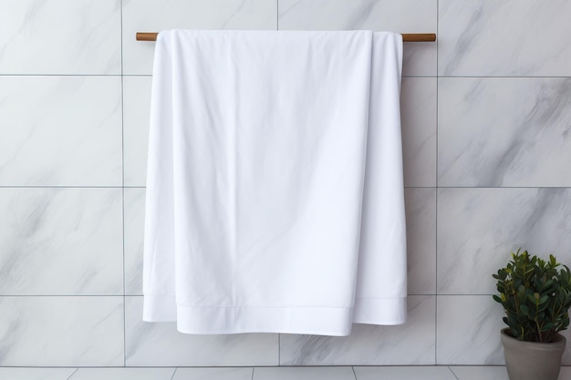 Foto toalla blanca colgada en la pared en el baño diseño interior del baño