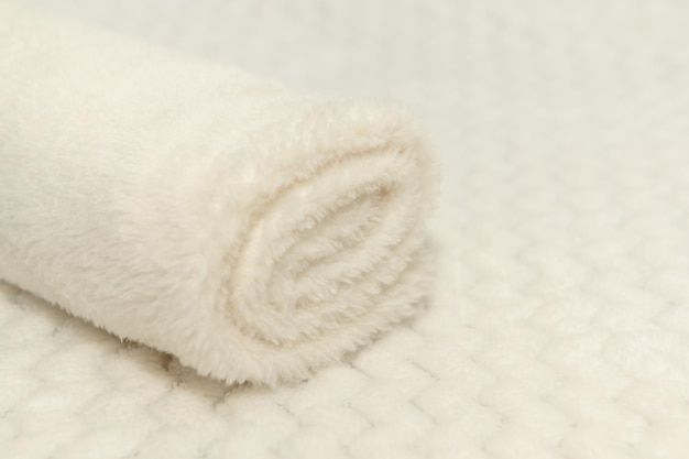 Toalla blanca sobre un fondo blanco de material natural de algodón
