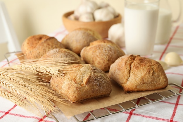 Toalla con bollos y vaso de leche