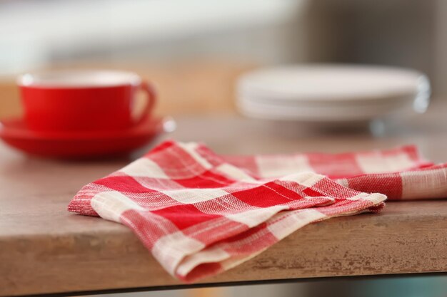 Toalla de cocina limpia en primer plano de la mesa