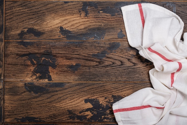 Toalla de cocina sobre mesa de madera