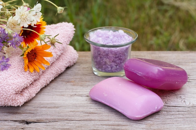 Toalla de felpa para procedimientos de baño con recipiente de vidrio de flores de tomillo con sal marina y jabón