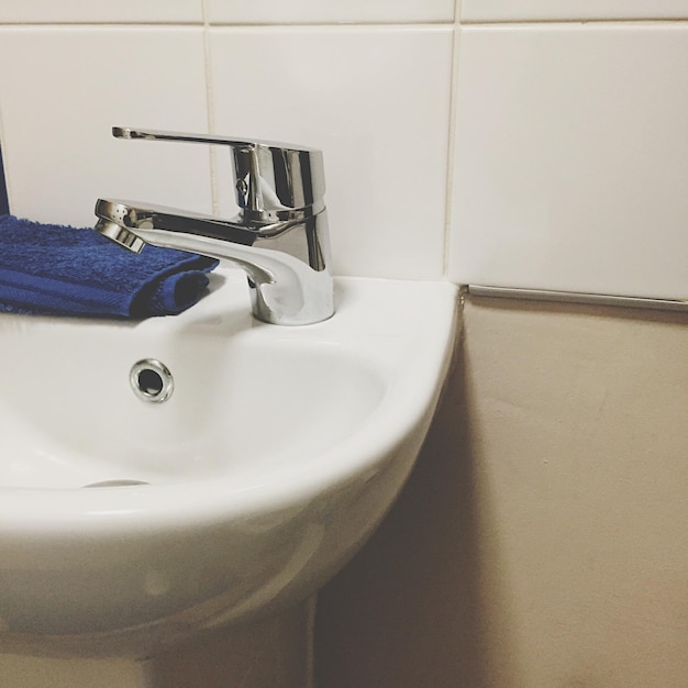 Toalla en el fregadero del baño