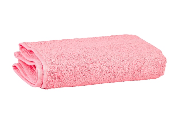 Toalla rosa limpia bien plegada aislada en un camino de recorte de fondo blanco