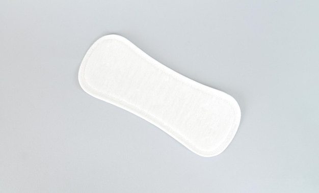 Toalla sanitaria diaria natural o vista superior del pantyliner sobre fondo gris