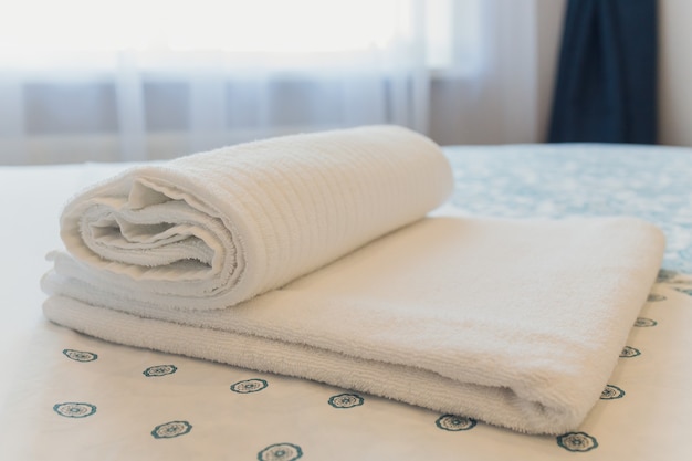 Toallas de baño en la cama de la habitación del hotel.