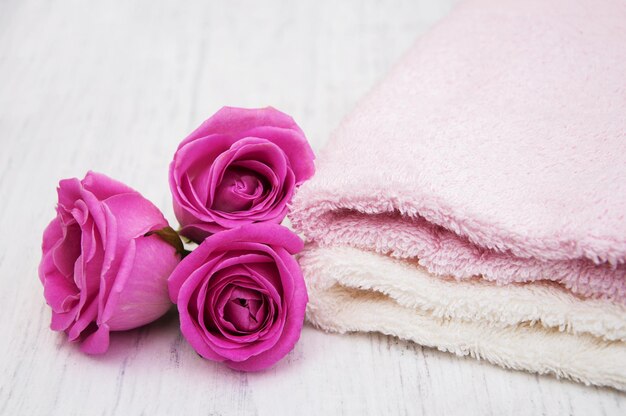 Toallas de baño con rosas rosas