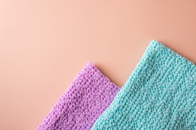 Toallas de baño y spa multicolores en forma de triángulo en rosa