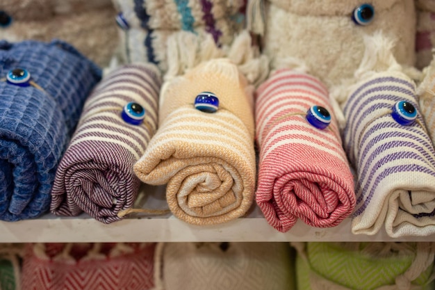 Toallas de baño turcas coloridas conocidas como Hamam Pestemal en bazar