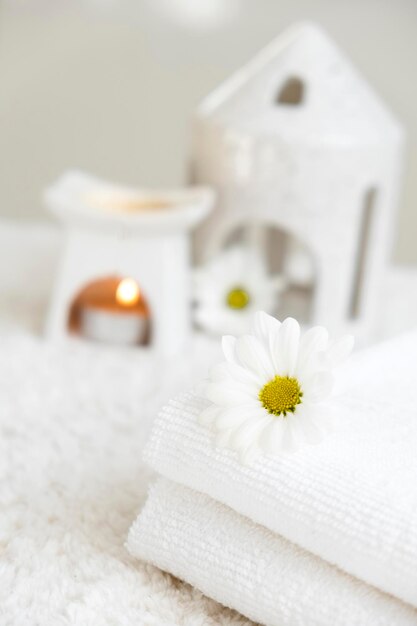 Toallas blancas con manzana y vela de lámpara de aroma en el fondo Terapia de spa y bienestar Aromaterapia relajación Salón de masaje o salón de belleza Cuidado y tratamiento del cuerpo Amor propio Espacio de copia