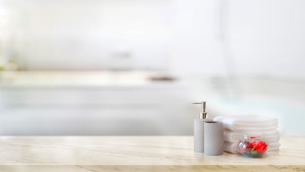 Foto toallas con champú de cerámica y botella de jabón en encimera de mármol y espacio para copiar