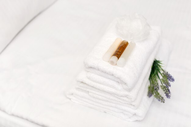 Foto toallas limpias en la cama en la habitación del hotel