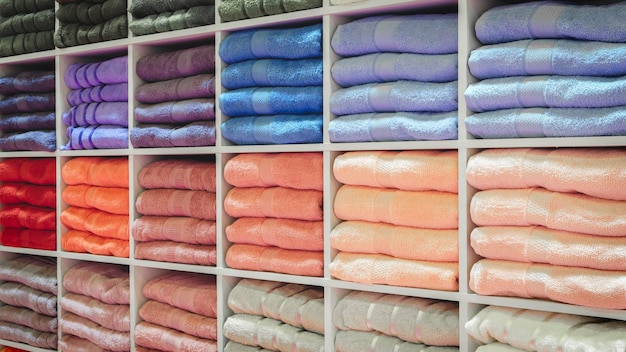 Toallas multicolores en un estante de una tienda