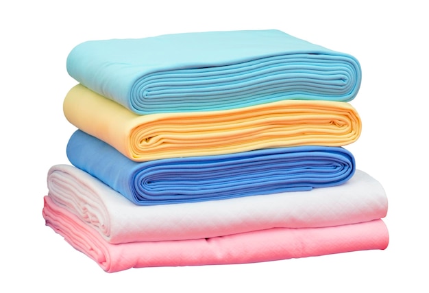 Toallas plegadas de colores apiladas aisladas sobre un fondo blanco