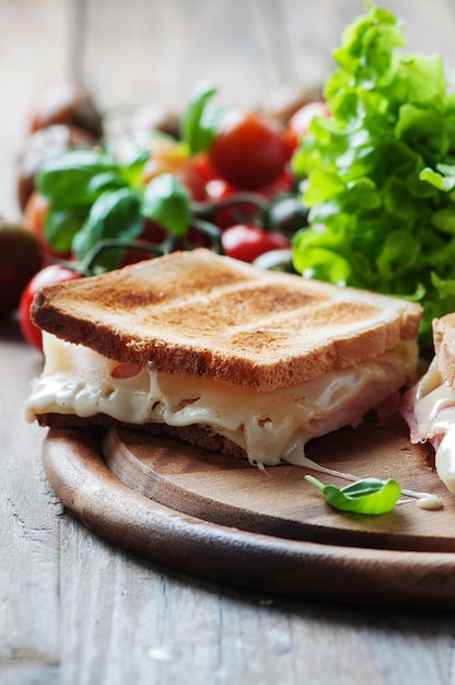 Toas mit Schinken und Käse