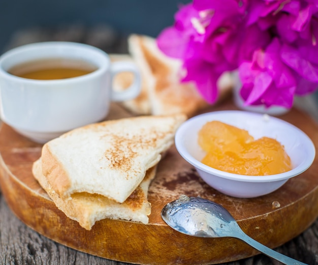 Toast mit Ananasmarmelade und Tee Frühstück Rustikal