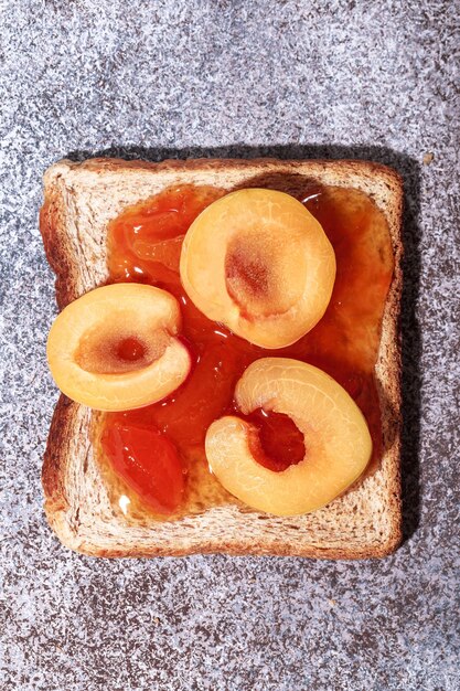 Toast mit Aprikosenmarmelade