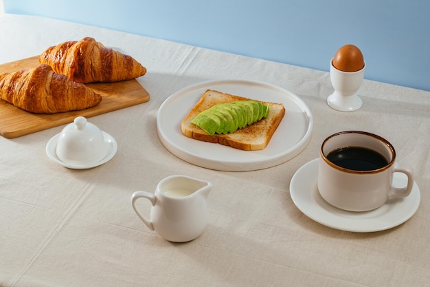 Toast mit Avocado-Kaffee aus einem Tasse Ei-Frühstück