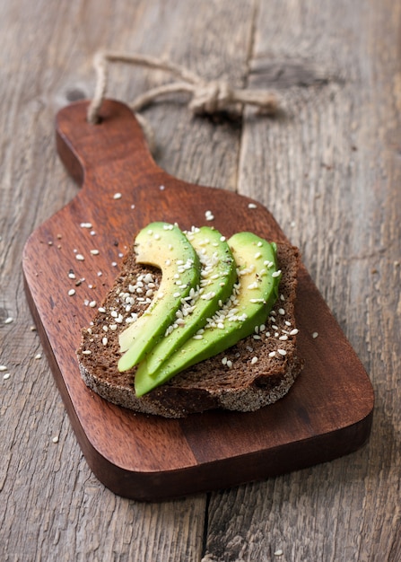 Foto toast mit avocado-scheiben