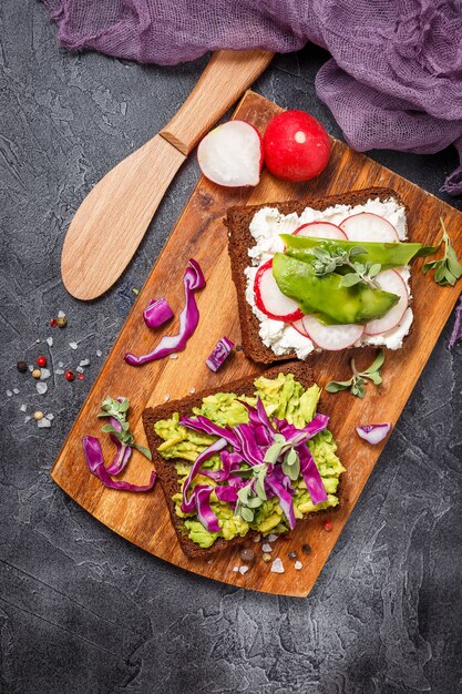 Toast mit Avocado und Gemüse