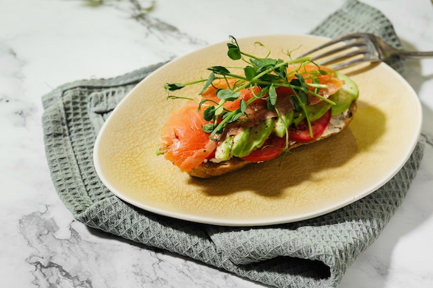 Toast mit Avocado und gesalzenem Lachs