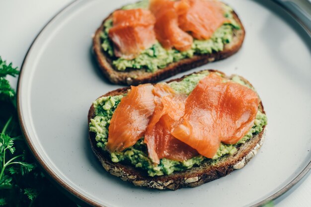 Toast mit Avocado und Lachs