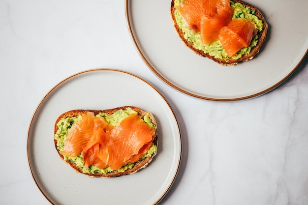 Toast mit Avocado und Lachs