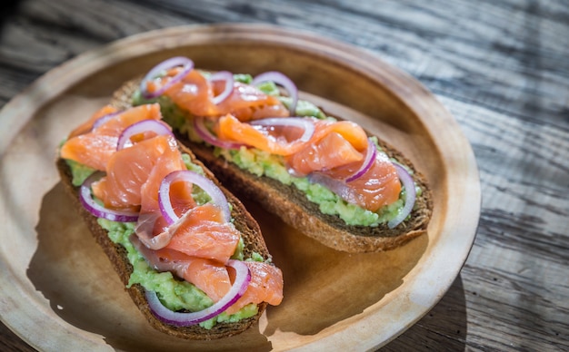 Toast mit Avocado und Räucherlachs