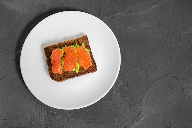 Toast mit Avocado und rotem Fischlachs