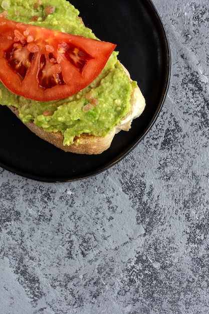 Toast mit Avocado und Tomate