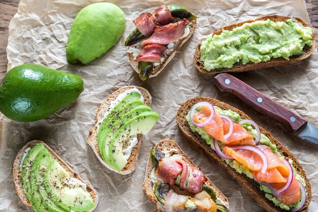 Toast mit Avocado und verschiedenen Belägen