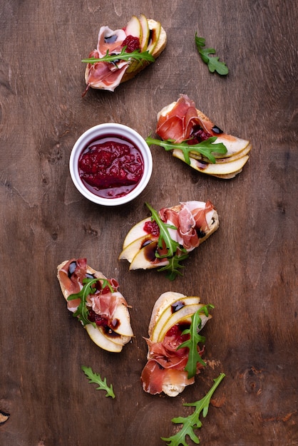 Toast mit Birne und Schinken