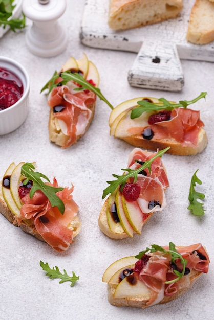 Toast mit Birne und Schinken