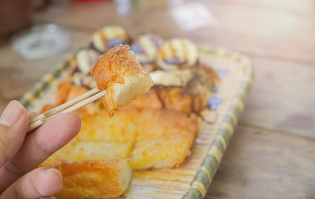 Toast mit Butter, Milch, Zucker. Und in Stücke geschnitten