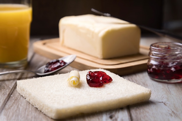 Toast mit Butter und Marmelade aus roten Früchten