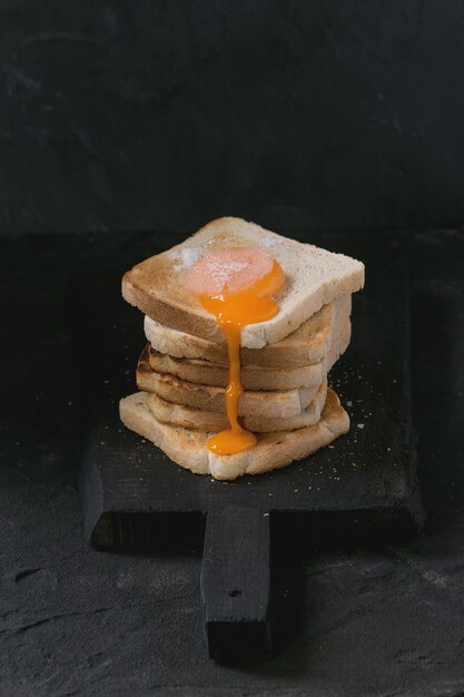 Toast mit Eigelb über Schwarzem