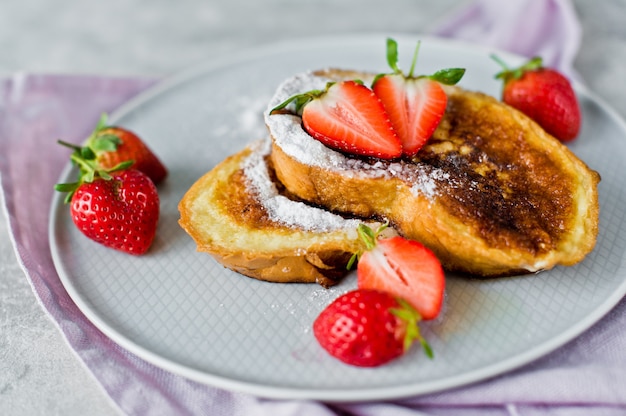 Toast mit Erdbeeren.