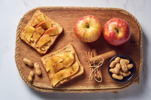 Toast mit Erdnussbutter und Apfel Gesundes vegetarisches Frühstückskonzept