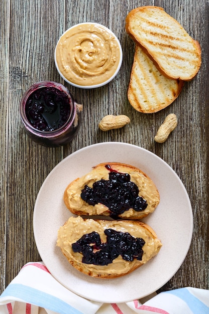 Toast mit Erdnussbutter und Beerenmarmelade