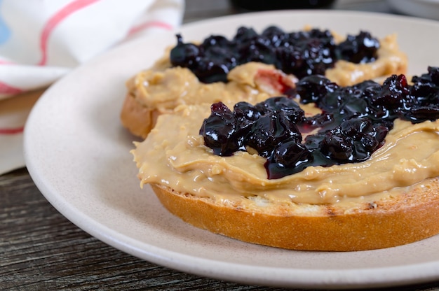 Toast mit Erdnussbutter und Beerenmarmelade