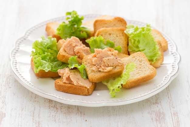 Toast mit Fischpastete auf weißer Platte