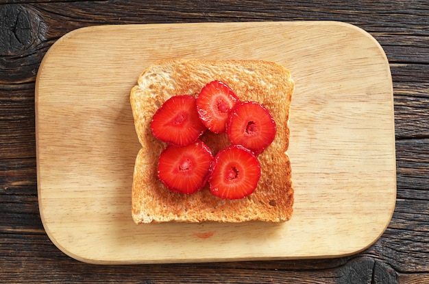 Toast mit frischen Erdbeeren auf Holztisch '