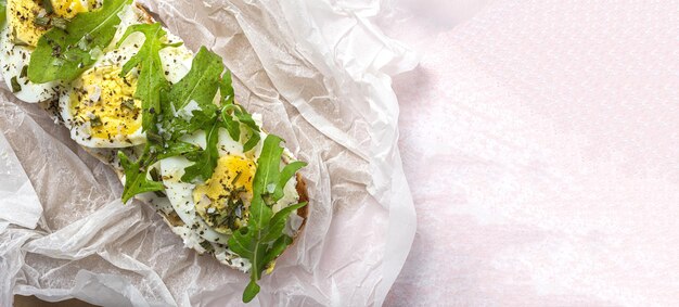 Toast mit Frischkäse-Rucola-Salat und gekochtem Ei