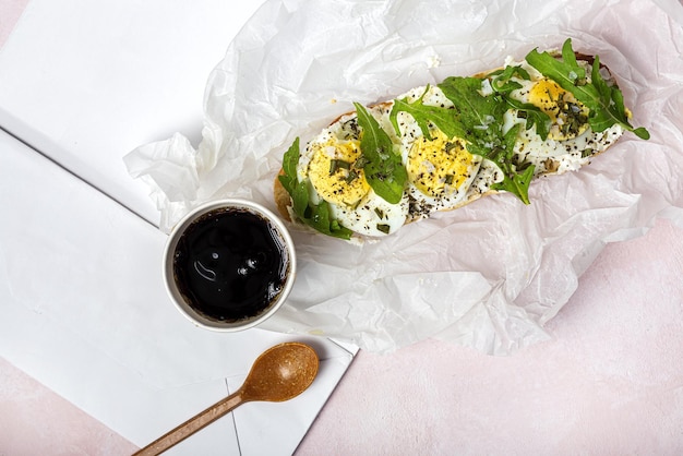 Toast mit Frischkäse-Rucola-Salat und gekochtem Ei