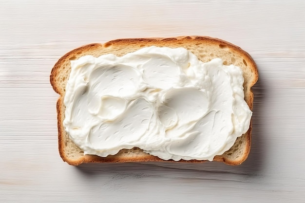 Toast mit Frischkäse und geschmolzenem Käse von oben auf weißem Hintergrund betrachtet