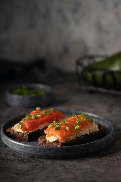 Toast mit Frischkäse und Lachs