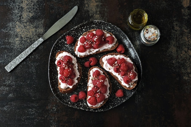 Toast mit Garnelenpaste und Himbeeren