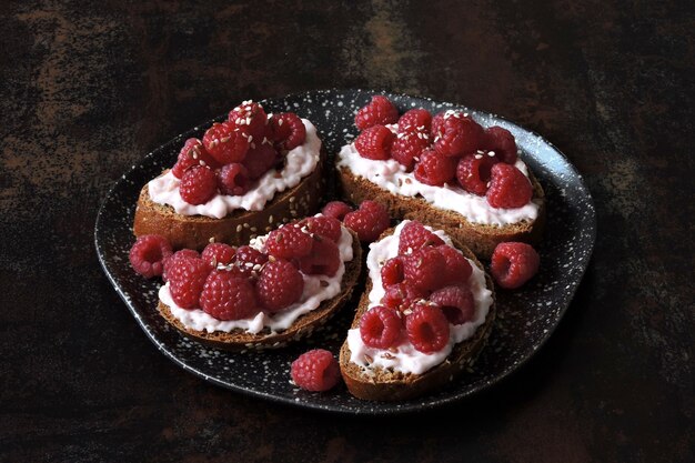 Toast mit Garnelenpaste und Himbeeren