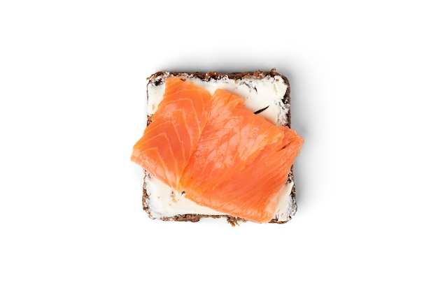 Toast mit gesalzenem Lachs isoliert.