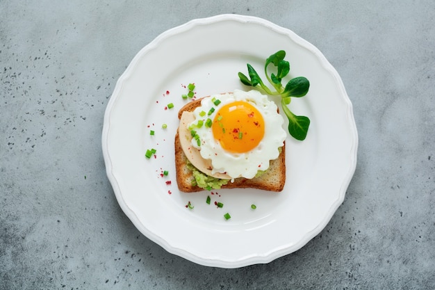 Toast mit Guacamole-Sauce aus Avocado